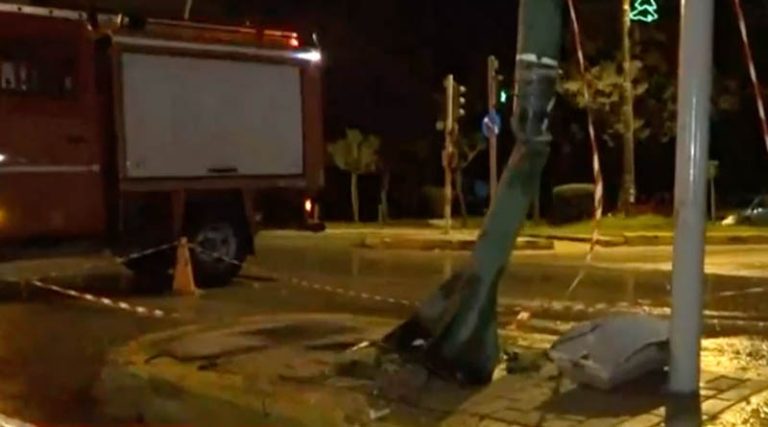 Αυτοκίνητο «καρφώθηκε» σε κολώνα – Σοβαρά τραυματισμένος ο οδηγός! (βίντεο)