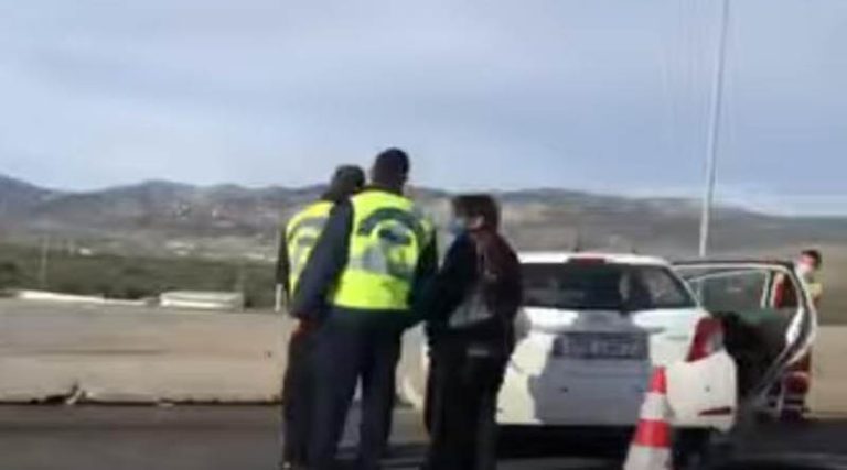 Τροχαίο στην Αθηνών – Κορίνθου – Αυτοκίνητο κατέληξε στο διαχωριστικό κράσπεδο (φωτό & βίντεο)