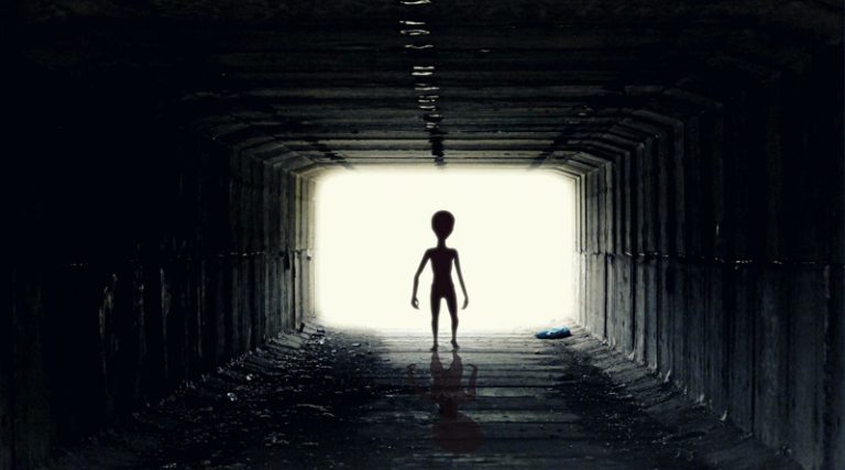 Καθηγητής του Στάνφορντ: «Οι εξωγήινοι μας έχουν επισκεφτεί ήδη και ίσως βρίσκονται ακόμα εδώ»