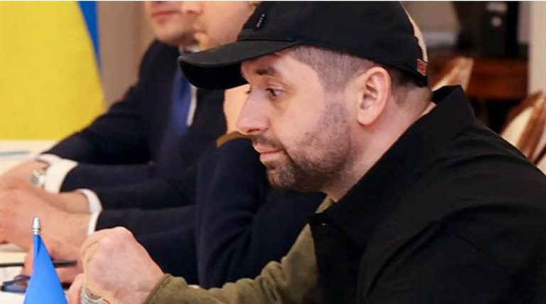 Ποιος είναι ο άνδρας με το καπέλο που κάθισε στο τραπέζι των διαπραγματεύσεων Ρωσίας – Ουκρανίας