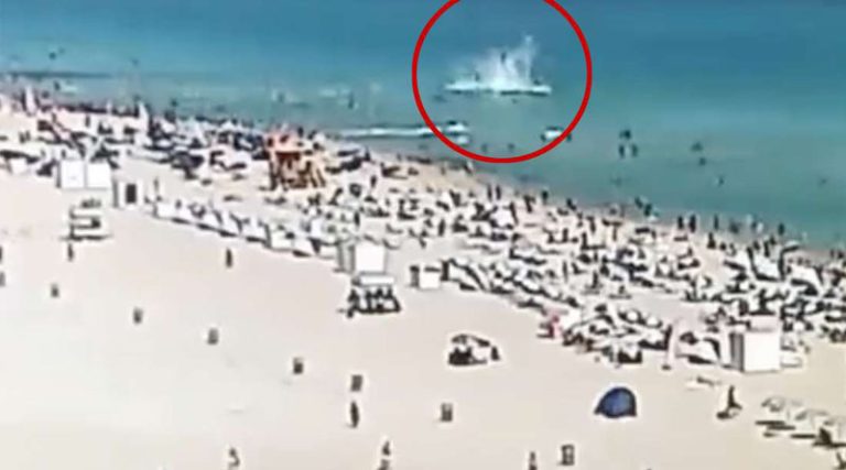 Η στιγμή που ελικόπτερο πέφτει σε παραλία δίπλα στους λουόμενους! (βίντεο)