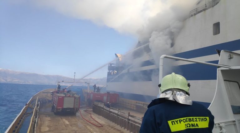 Φωτιά σε πλοίο: Απεγκλωβίστηκαν σώοι οι οδηγοί από το γκαράζ