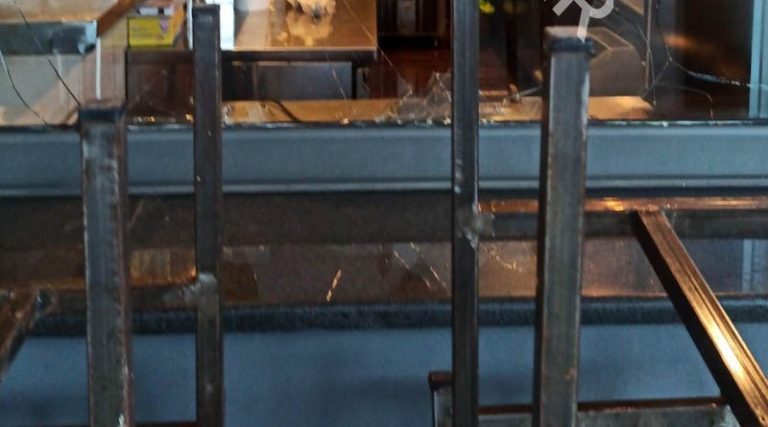 Κορωπί: Ανήλικοι πέταξαν μολότοφ σε καφετέρια – Τι λέει ο ιδιοκτήτης (φωτό)
