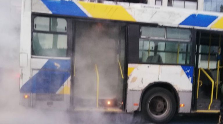 Φωτιά σε λεωφορείο   – Λαχτάρησαν οι επιβάτες (φωτό)