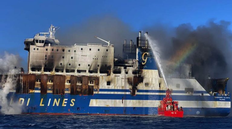 Euroferry Olympia: Διευκολύνσεις στους ιδιοκτήτες των οχημάτων που βρίσκονταν στο πλοίο που κάηκε