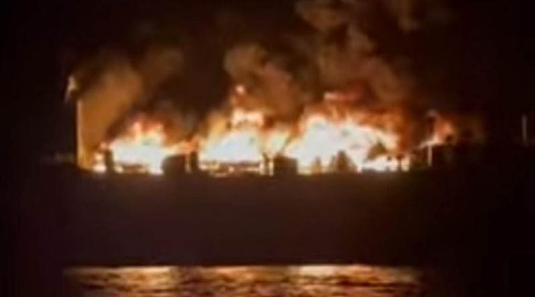 Φωτιά σε πλοίο: «Mayday, mayday» – Η δραματική έκκληση του καπετάνιου – Συγκλονιστικές εικόνες από τη διάσωση (φωτό & βίντεο)