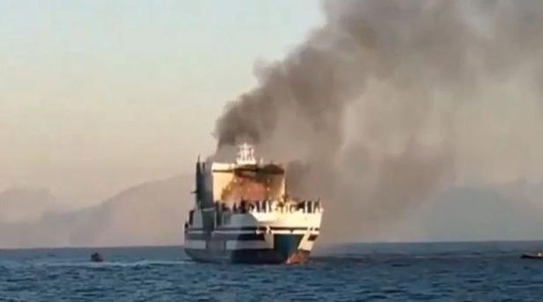 Φωτιά σε πλοίο: Βρέθηκε ζωντανός αγνοούμενος στην πρύμνη του πλοίου!