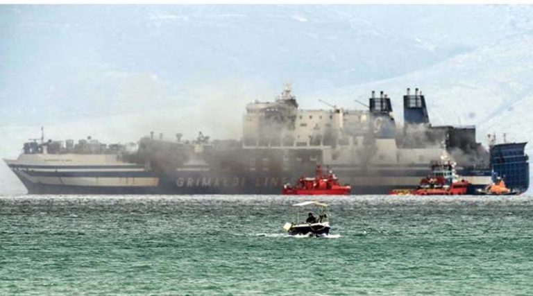Φωτιά σε πλοίο: Εξαντλήθηκαν οι δυνατότητες διάσωσης –  Η Πυροσβεστική ζήτησε τη μεταφορά του σε ασφαλές λιμάνι