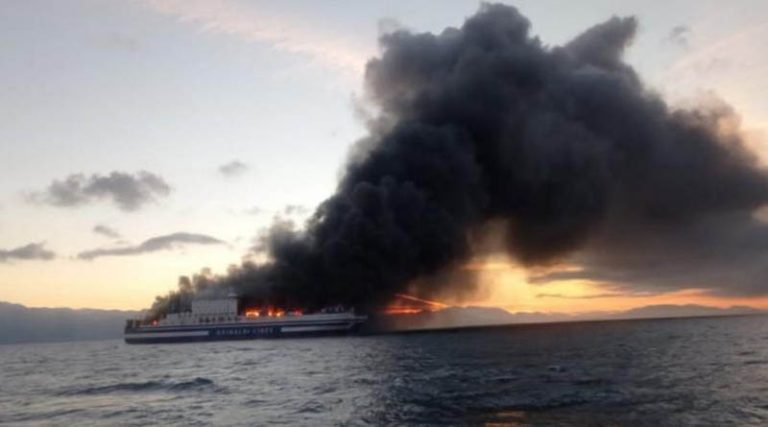 Φωτιά σε πλοίο: Θρίλερ με τους επιβαίνοντες – Πληροφορίες ότι αναζητούνται 11 άτομα (βίντεο)