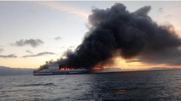 Φωτιά σε πλοίο: Πληροφορίες για δύο εγκλωβισμένους οδηγούς στο γκαράζ