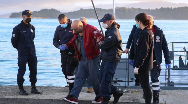 Φωτιά σε πλοίο στην Κέρκυρα: Καρέ – καρέ η μεταφορά του τραυματία