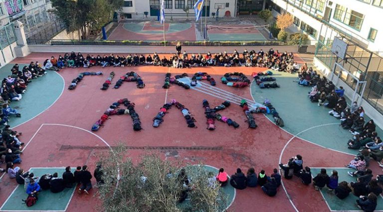«Για κάθε Άλκη»: Το σύνθημα που σχημάτισαν μαθητές με τις τσάντες τους στη Θεσσαλονίκη