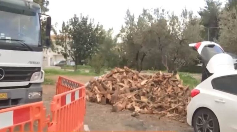 Ξεκίνησε η δωρεάν διανομή ξύλων από δήμους που επλήγησαν από την “Ελπίδα” (βίντεο)