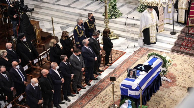 Με τιμές αρχηγού κράτους και σε κλίμα συγκίνησης η κηδεία του Χρήστου Σαρτζετάκη