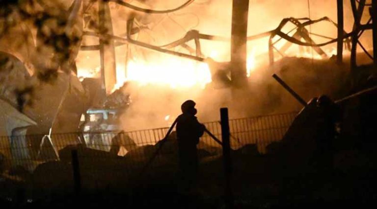 Εικόνες από τη μεγάλη φωτιά σε αποθήκες στο Κορωπί: Το κτήριο καίγεται ολοσχερώς