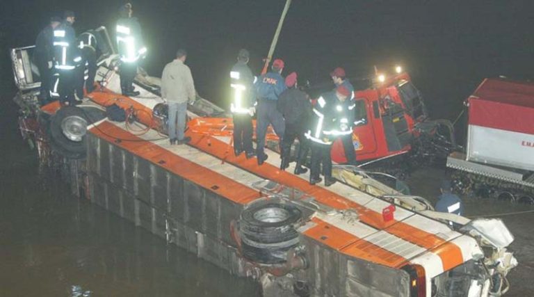 Σαν σήμερα λεωφορείο του ΚΤΕΛ πέφτει από γέφυρα και παρασύρει στον θάνατο 15 ανθρώπους