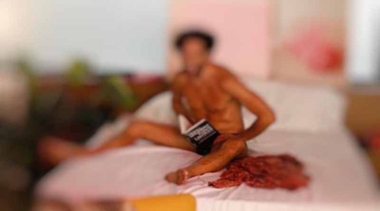 Πρώην πανελίστας γυμνός στο κρεβάτι στέλνει χαιρετίσματα στην Ηλιάνα Παπαγεωργίου
