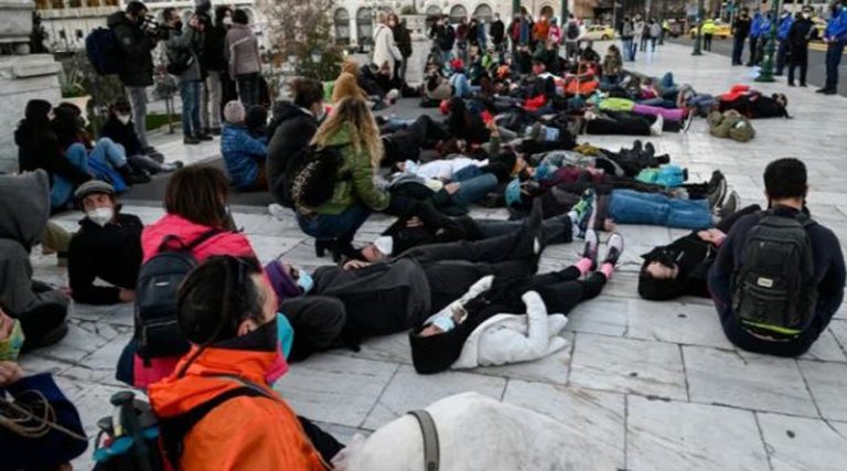 Συγκλονιστικές εικόνες από τη συγκέντρωση διαμαρτυρίας ορειβατών στο Σύνταγμα
