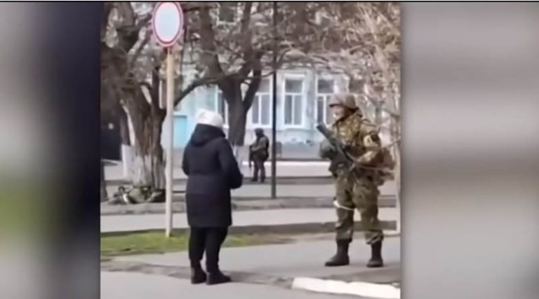 Πόλεμος στην Ουκρανία: Viral η γιαγιά που λέει σε Ρώσο στρατιώτη «τι σκ… ήρθατε να κάνετε στη χώρα μας;» (βίντεο)