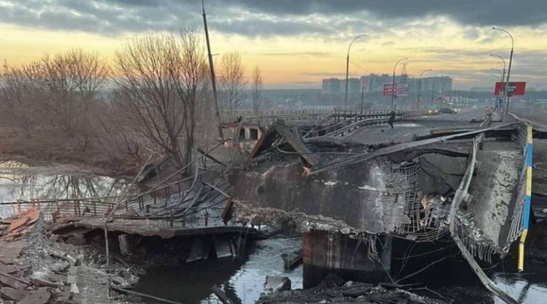 Πόλεμος Ουκρανία: Εισβολή με τανκς στο Κίεβο ετοιμάζουν οι Ρώσοι – Ανατινάζουν γέφυρες οι Ουκρανοί