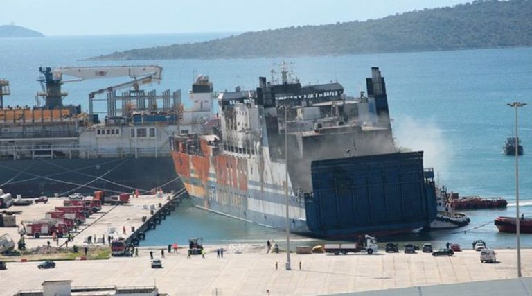 Φωτιά σε πλοίο: Συνεχίζονται οι έρευνες για τους 3 αγνοούμενους στο Euroferry Olympia – Βγαίνουν ακόμα καπνοί