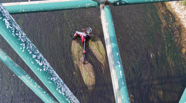 “Ψάρεψαν” ποδήλατο μέσα από το Μεγάλο Ρέμα Ραφήνας! (φωτό)