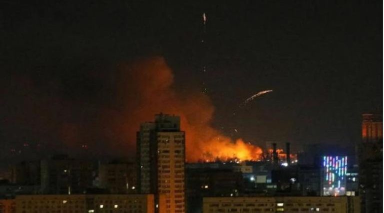 Ουκρανία: Μπαράζ βομβαρδισμών στο Κίεβο – Μπήκαν στο Χάρκοβο οι Ρώσοι (βίντεο)