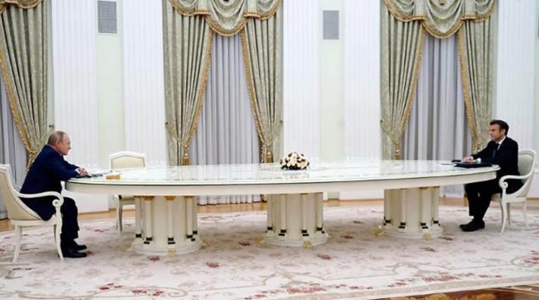 Χαμός στο Twitter με το μακρύ τραπέζι που έκατσαν Μακρόν και Πούτιν