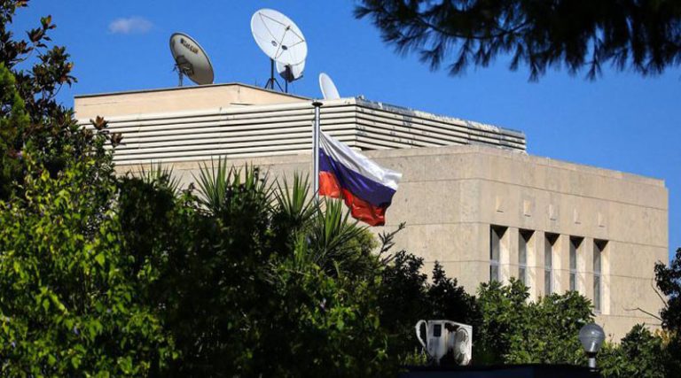 Σκληρή ανακοίνωση από την πρεσβεία της Ρωσίας: Κατηγορεί την Ελλάδα και της συστήνει να συνέλθει