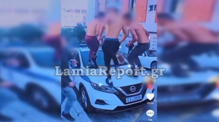 Χαμός με βίντεο στο Tik Tok που δείχνει νεαρούς Ρομά να ποζάρουν πάνω σε καπό περιπολικού!