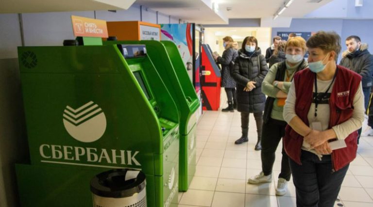 Πρώτο κανόνι ρωσικής τράπεζας εξαιτίας «μεγάλων» αναλήψεων