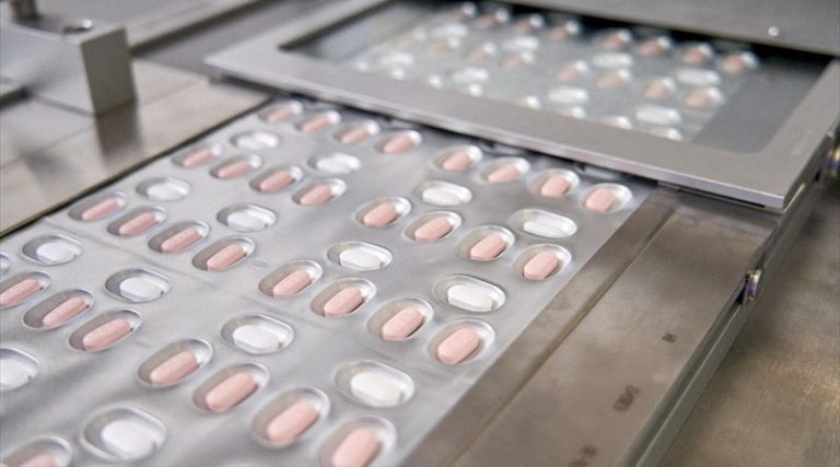 Ένα βήμα πιο κοντά στα φαρμακεία το χάπι της Pfizer για την Covid