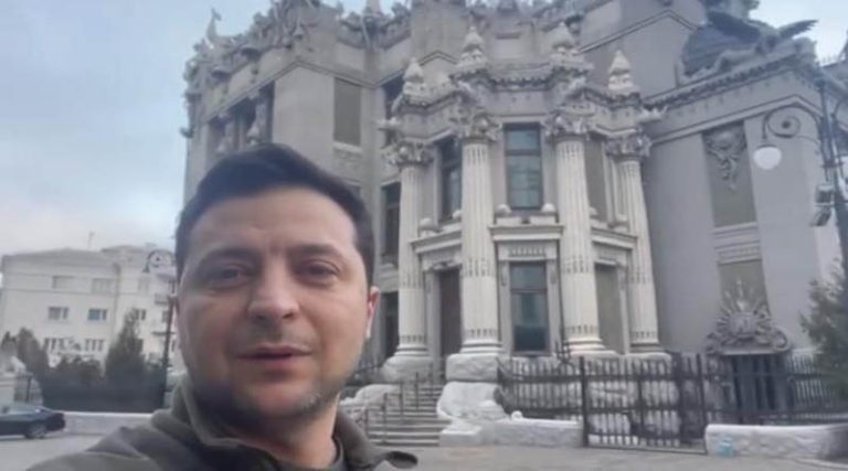 Ουκρανία: Είναι ο Ζελένσκι στο Κίεβο ή βγαίνει από green room; Οι φωτογραφίες που έβαλαν το Twitter σε υποψίες