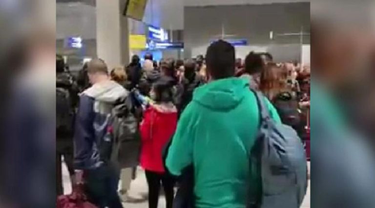Σπάτα: Εικόνες ντροπής στο «Ελ. Βενιζέλος» – Εκατοντάδες ταξιδιώτες στην ουρά γιατί… δεν υπήρχαν αστυνομικοί (βίντεο)