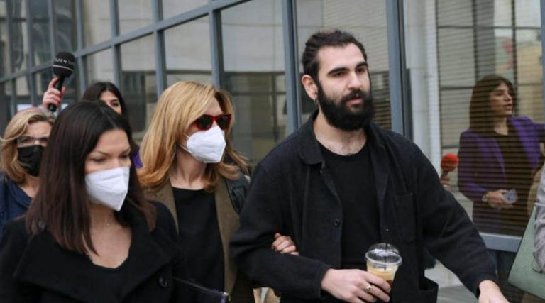 Πέτρος Φιλιππίδης: Στο δικαστήριο η σύζυγός του  Ελπίδα Νίνου και ο γιος τους, Δημήτρης Φιλιππίδης