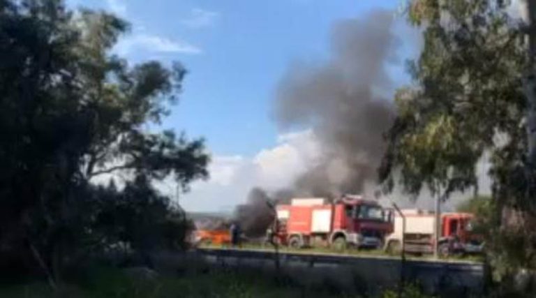 Έκτακτο: Αυτοκίνητο τυλίχθηκε στις φλόγες στην Λ. Σπάτων – Αρτέμιδος – Έκλεισε ο δρόμος! (φωτό & βίντεο)