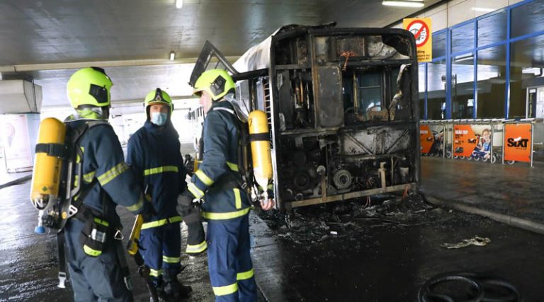 Σπάτα: Νέες εικόνες από τη φωτιά σε λεωφορείο στο αεροδρόμιο «Ελευθέριος Βενιζέλος» (φωτό & βίντεο)