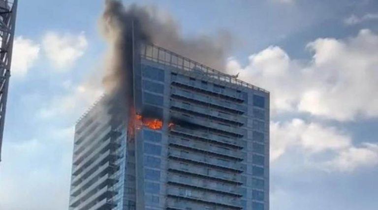 Μεγάλη φωτιά σε πολυώροφο κτήριο στο Λονδίνο (βίντεο)