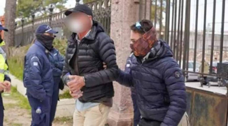 Διάσημος φωτογράφος συνελήφθη στην Μυτιλήνη για κατασκοπεία – Τι βρέθηκε σπίτι του (φωτό)