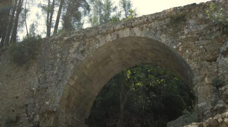 Κι όμως στέκει ακόμα όρθιο! Δείτε το γεφύρι που διέσχιζαν οι αρχαίοι πάνοπλοι Σπαρτιάτες από ψηλά! (βίντεο)