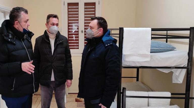 Ραφήνα: Αυτοψία στο χώρο φιλοξενίας των προσφύγων από την Ουκρανία – Ολοκληρώνονται οι εργασίες
