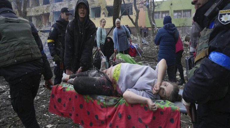 Ουκρανία: Πέθανε μαζί με το μωρό της η έγκυος από το βομβαρδισμένο νοσοκομείο στη Μαριούπολη – Βομβάρδισαν πολυκατοικία στο Κίεβο
