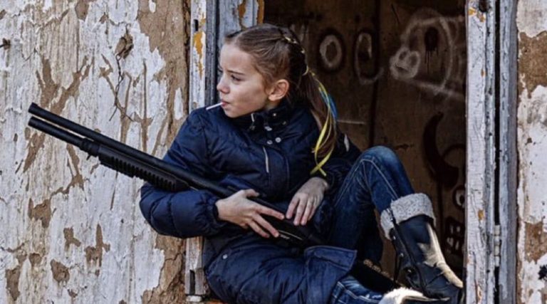 Ουκρανία: Συγκλονιστική φωτογραφία – Το κοριτσάκι με το γλυφιτζούρι και το όπλο