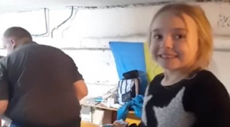 Ουκρανία: Η ανατριχιαστική στιγμή που κοριτσάκι τραγουδάει σε καταφύγιο για να εμψυχώσει τον κόσμο (βίντεο)