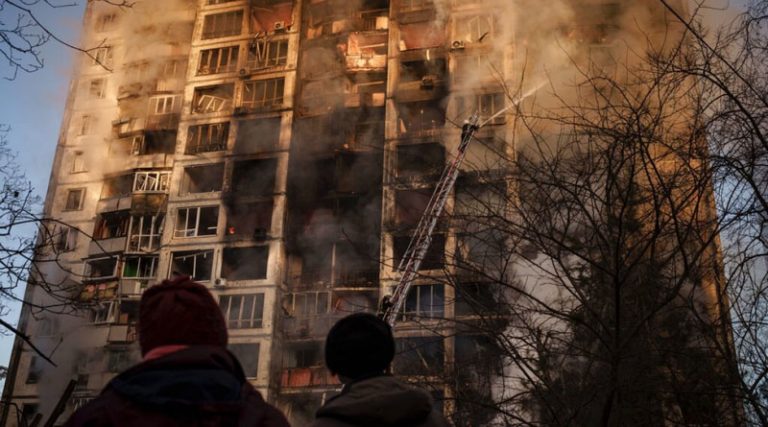 Ουκρανία: Βομβαρδισμός πολυκατοικίας στο Κίεβο – Προσπάθειες απεγκλωβισμού των κατοίκων -Πληροφορίες για έναν νεκρό