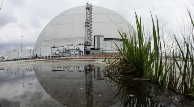 Τρόμος στο Τσέρνομπιλ: «Χτυπήθηκε γραμμή ηλεκτροδότησης του πυρηνικού εργοστασίου»