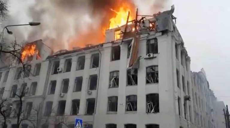 Ουκρανία: Χτύπησαν το αρχηγείο της αστυνομίας και το πανεπιστήμιο στο Χάρκοβο – «Η Ρωσία θέλει να σβήσει την ιστορία μας»(βίντεο)