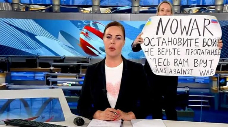 Αγνοείται η ρωσίδα δημοσιογράφος που μετέδωσε αντιπολεμικό μήνυμα