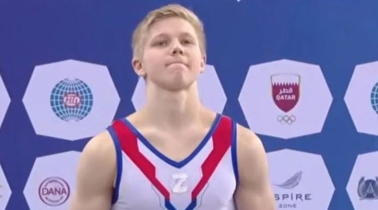 Ρώσος γυμναστής ανέβηκε στο βάθρο με το «Ζ» στην φόρμα του δίπλα στον Ουκρανό νικητή