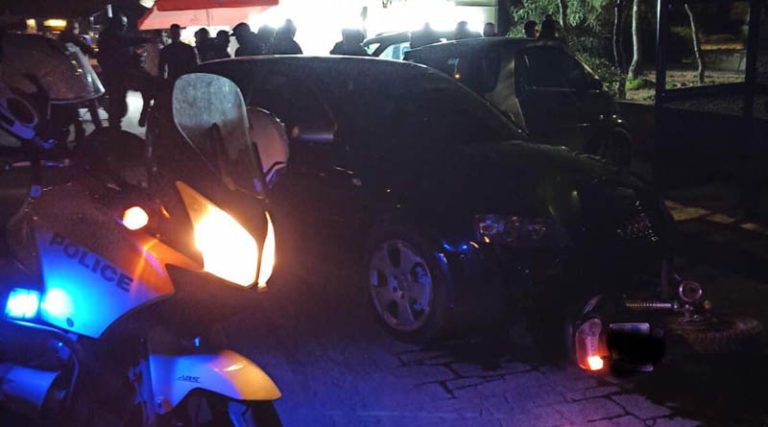 Σοβαρό τροχαίο στην Αρτέμιδα: Ένας τραυματίας μετά από σύγκρουση μηχανής με αυτοκίνητο (φωτό)